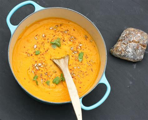 Morotssoppa tillsammans kokos.